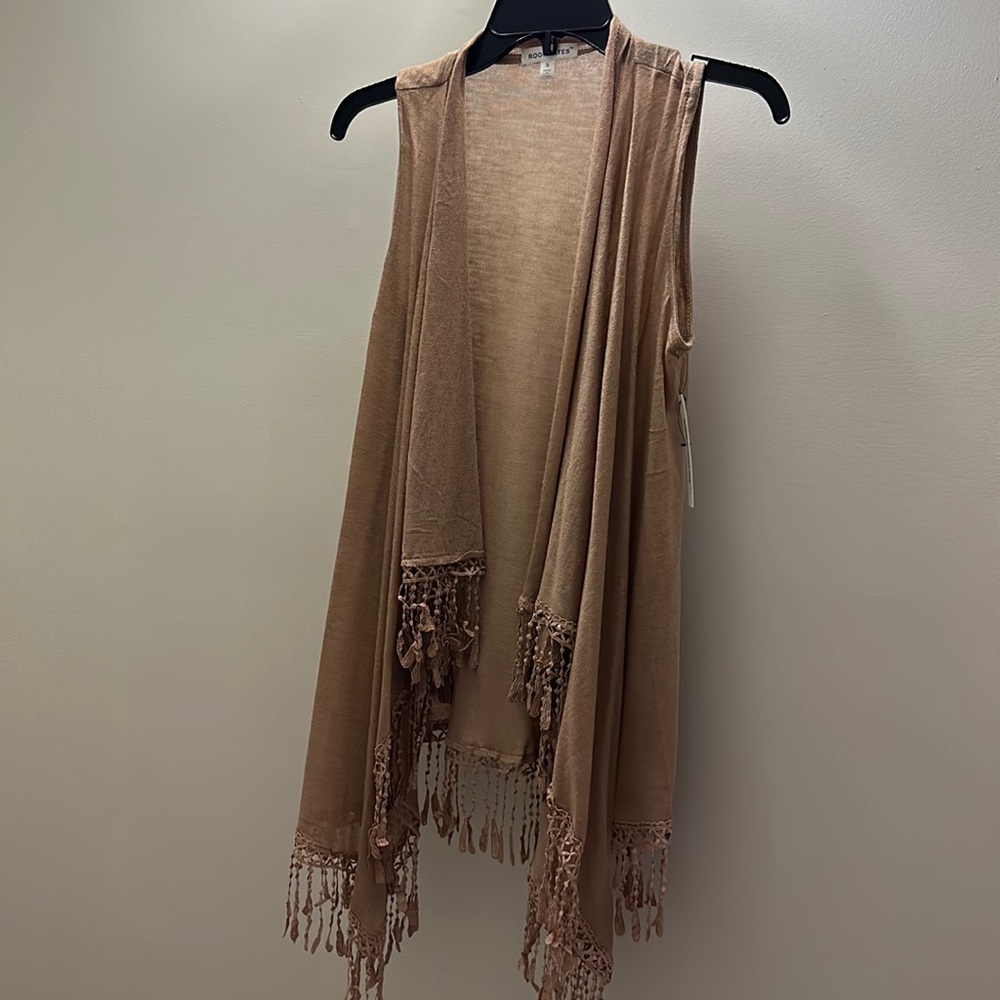 Roommates new with tags size small women’s mauve sleeveless wrap with fringe